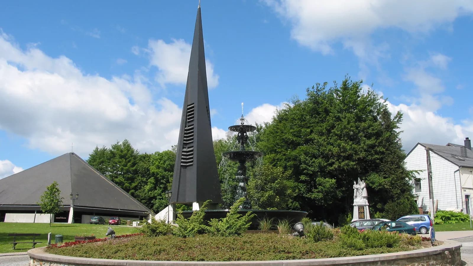 Le rond-point et le monument contemporain au centre de Libramont-Chevigny