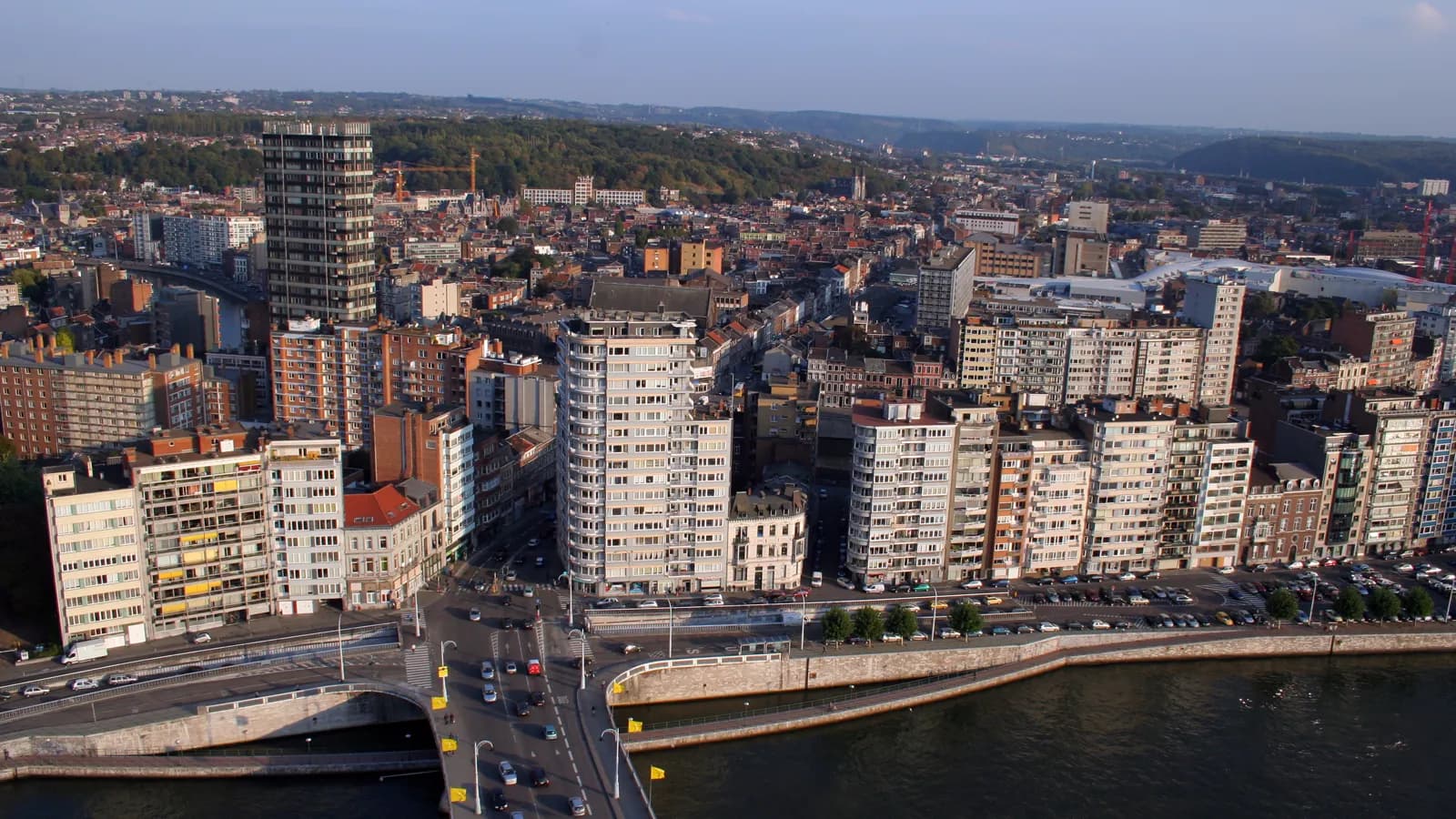 Vue aérienne de Liège et des quais de la Meuse